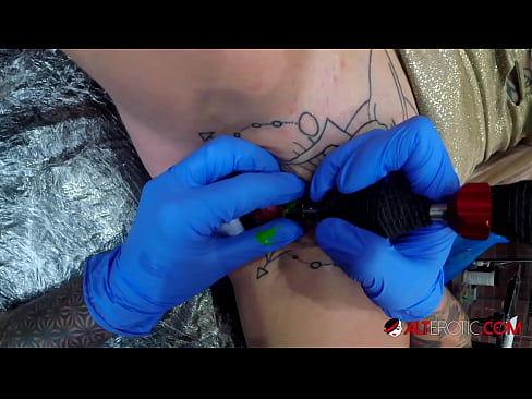 ❤️ Ekstreme tatuita varmulo Sully Savage ricevis tatuon sur sia klitoro ️ Nur porno ĉe ni % eo.hentaisaturn.ru% ❌
